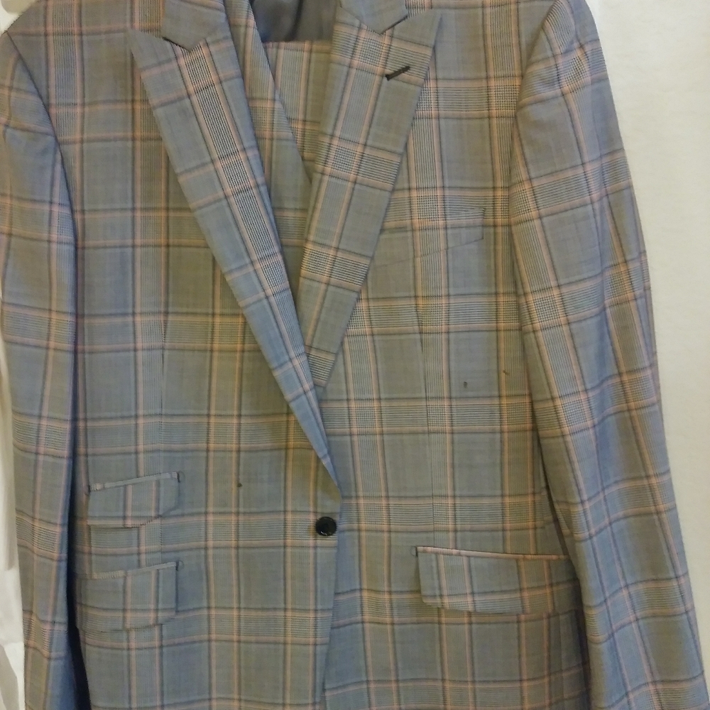 Suits - Picture 3 of 8